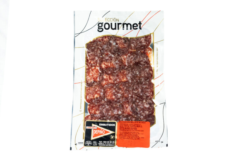 Sobre lonchas de salchichón ibérico bellota
